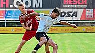 Oesdorfer Sulaiman Alhazzaa schirmt den Ball vor Kevin Reinhold ab. Zink Oesdorfer Sulaiman Alhazzaa schirmt den Ball vor Kevin Reinhold ab. Zink