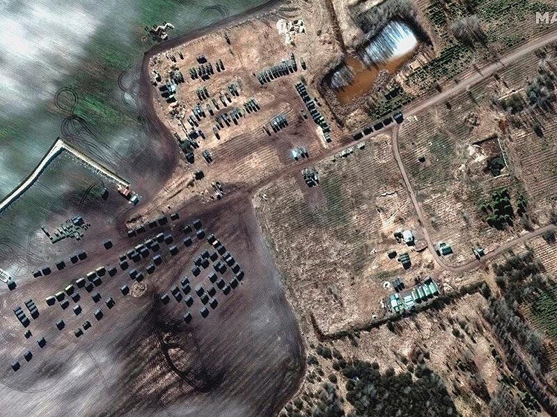 28.02., Belarus, Khilchikha: Dieses von Maxar Technologies zur Verfügung gestellte Satellitenbild zeigt die Ausrüstung der Bodentruppen und einen Konvoi in Khilchikha, Belarus.  Der Konvoi soll am Dienstagmorgen auf bis zu 60 Kilometer angewachsen sein, berichten Nachrichtenagenturen.