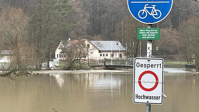 Spazierengehen an der Saale ist am zweiten Weihnachtsfeiertag im Stadtteil Hausen nicht m&ouml;glich.