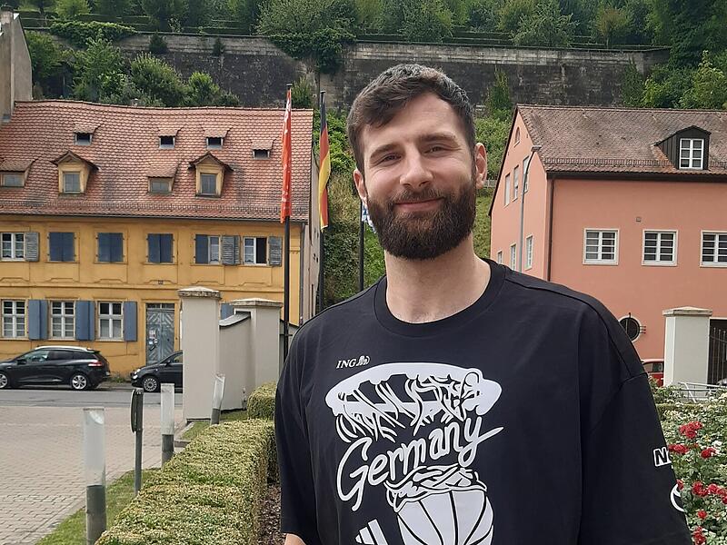 Leon Kratzer fühlt sich in Bamberg immer noch pudelwohl. Wir trafen den 29-jährigen Center zum Exklusiv-Interview am Sonntagnachmittag im Teamhotel Residenzschloss. Leon Kratzer fühlt sich in Bamberg immer noch pudelwohl. Wir trafen den 29-jährigen Center zum Exklusiv-Interview am Sonntagnachmittag im Teamhotel Residenzschloss.