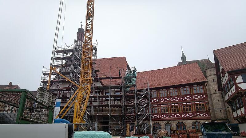 Das Ger&uuml;st um das Forchheimer Rathaus wird bis zum Weihnachtsmarkt abgebaut.