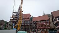 Das Ger&uuml;st um das Forchheimer Rathaus wird bis zum Weihnachtsmarkt abgebaut.