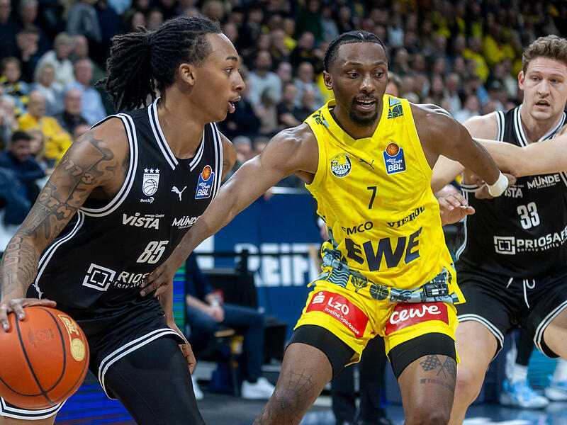Austin Crowley (links) und Patrick Heckmann (rechts) setzten beim Bamberger Auswärtserfolg bei den EWE Baskets Oldenburg um Dakarai Tucker große Akzente von der Bank.
