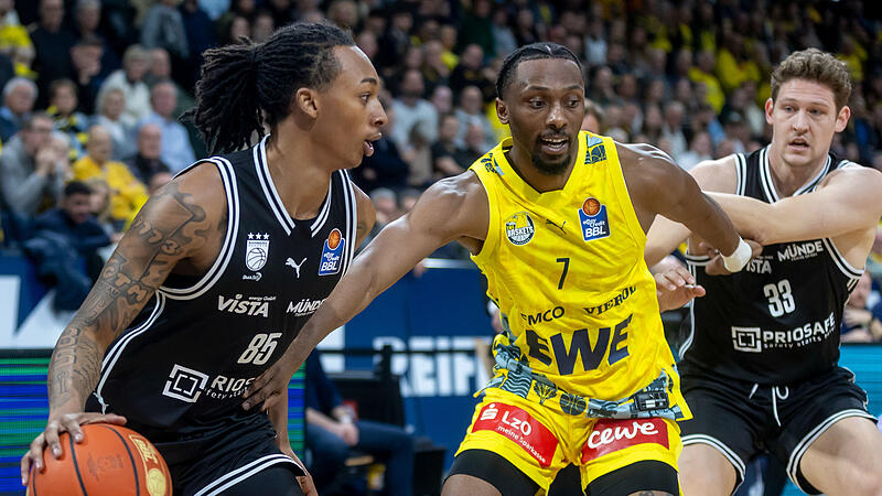 Austin Crowley (links) und Patrick Heckmann (rechts) setzten beim Bamberger Ausw&auml;rtserfolg bei den EWE Baskets Oldenburg um Dakarai Tucker gro&szlig;e Akzente von der Bank.