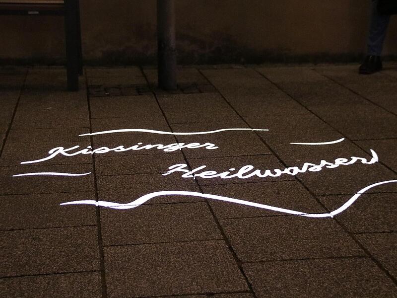 Das Lichtmotiv hat das Bad Kissinger Heilwasser zum Thema.