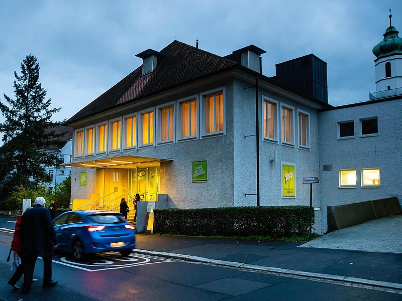 Ein Blick auf die Eröffnung der Theater-Ersatzspielstätte des evangelischen Gemeindehauses im Oktober 2022. Ein Blick auf die Eröffnung der Theater-Ersatzspielstätte des evangelischen Gemeindehauses im Oktober 2022.
