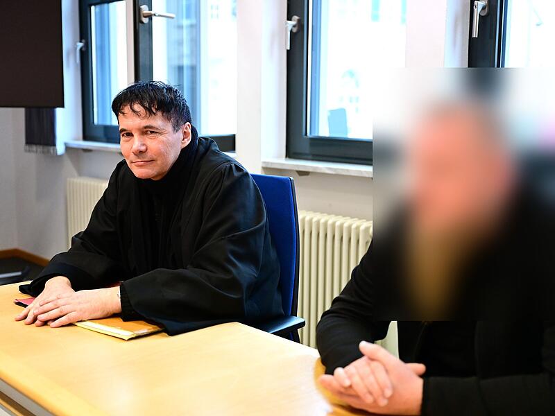 Rechtsanwalt Manfred Hofmann aus Bamberg und der Angeklagte kurz vor Prozessbeginn