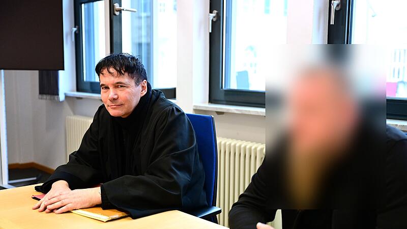 Rechtsanwalt Manfred Hofmann aus Bamberg und der Angeklagte kurz vor Prozessbeginn