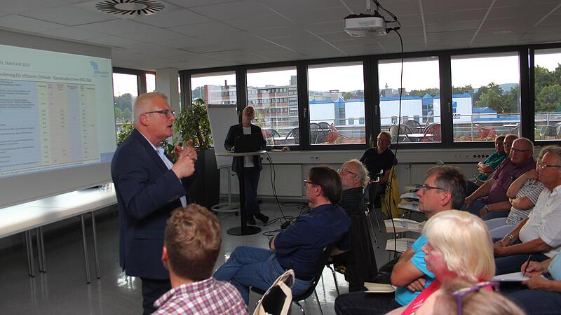 „ Fragen Sie uns“: der Geschäftsführer der Energieagentur, Wolfgang Böhm, bietet Hilfe an. „ Fragen Sie uns“: der Geschäftsführer der Energieagentur, Wolfgang Böhm, bietet Hilfe an.