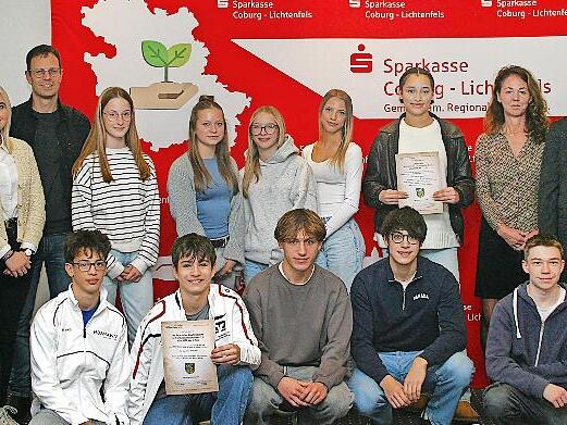 Bei der Siegerehrung anl&auml;sslich der Jahressitzung des Arbeitskreises &bdquo;Sport in Schule und Verein&ldquo; &uuml;berreichten unter anderem Stefan Schneyer (hinten Zweiter v. r.) von der Sparkasse Coburg-Lichtenfels, die den Schulsport im Landkreis seit nunmehr ...