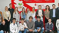 Bei der Siegerehrung anl&auml;sslich der Jahressitzung des Arbeitskreises &bdquo;Sport in Schule und Verein&ldquo; &uuml;berreichten unter anderem Stefan Schneyer (hinten Zweiter v. r.) von der Sparkasse Coburg-Lichtenfels, die den Schulsport im Landkreis seit nunmehr ...