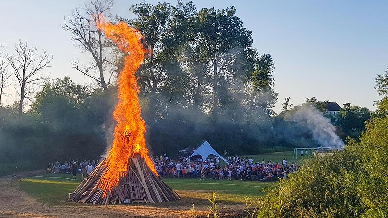 Johannisfeuer im vergangenen Jahr in Reckendorf Viele haben den Termin rot im Kalender angestrichen: Johannisfeuer wie hier im vergangenen Jahr in Reckendorf sind für viele besonders magisch und erbauend, laden zum Innehalten in der Jahresmitte ein.
