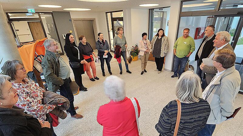 Begrüßungsrunde im Eingangsbereich des Seniorenheimes vor der Rikscha mit Bürgermeister Jürgen Hennemann (rechts Mitte) und Heimleiter Stefan Dünkel (grüner Pullover). Begrüßungsrunde im Eingangsbereich des Seniorenheimes vor der Rikscha mit Bürgermeister Jürgen Hennemann (rechts Mitte) und Heimleiter Stefan Dünkel (grüner Pullover).