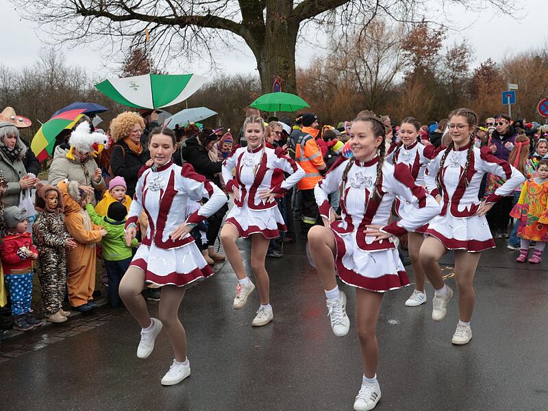 Neuses (Gmd. Eggolsheim) hat sich am Rosenmontag &ndash; trotz miesen Regenwetters - wieder einmal zur absoluten Faschingshochburg gemausert.