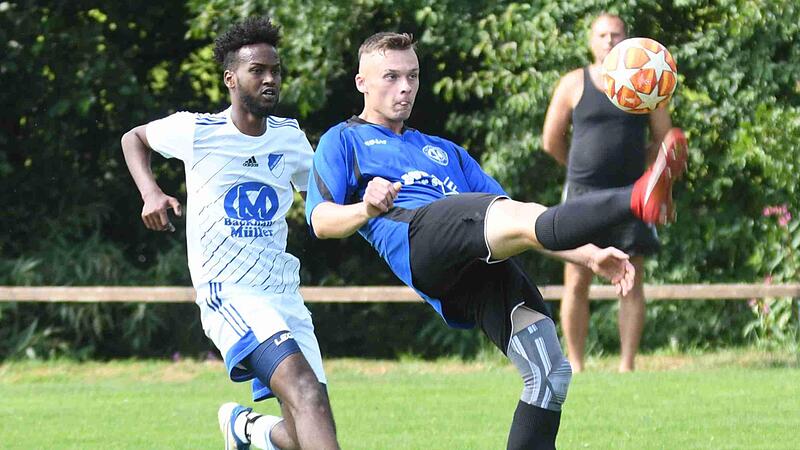 Souver&auml;n kl&auml;rt der Thonberger Vitus Preis (blaues Trikot) vor den heranst&uuml;rmenden Seelacher Habtom Tesfay.