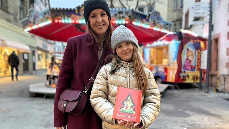 Jessica Kiesel mit Tochter Elisa-Marie und dem Buch, das ihnen der unbekannte, ältere Mann auf dem Weihnachtsmarkt geschenkt hat. Jessica Kiesel mit Tochter Elisa-Marie und dem Buch, das ihnen der unbekannte, ältere Mann auf dem Weihnachtsmarkt geschenkt hat.