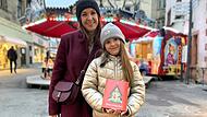 Jessica Kiesel mit Tochter Elisa-Marie und dem Buch, das ihnen der unbekannte, &auml;ltere Mann auf dem Weihnachtsmarkt geschenkt hat.