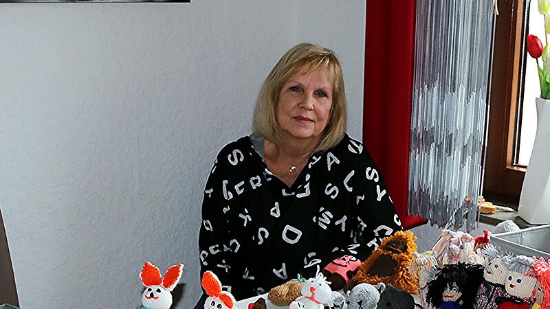 Barbara Hertrampf strickt Figuren zum Kuscheln. Damit erfreut sie andere und hilft sich selbst. Barbara Hertrampf strickt Figuren zum Kuscheln. Damit erfreut sie andere und hilft sich selbst.