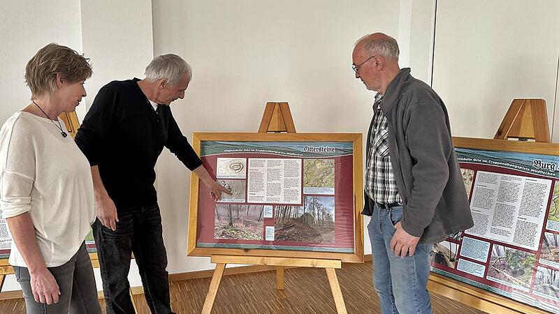 Auf großen Ausstellungstafeln erfährt man mehr über die abgesiedelten Dörfer. Unser Bild zeigt (links) Walter Kömpel und Marion Stephan sowie Herbert Holzheimer.