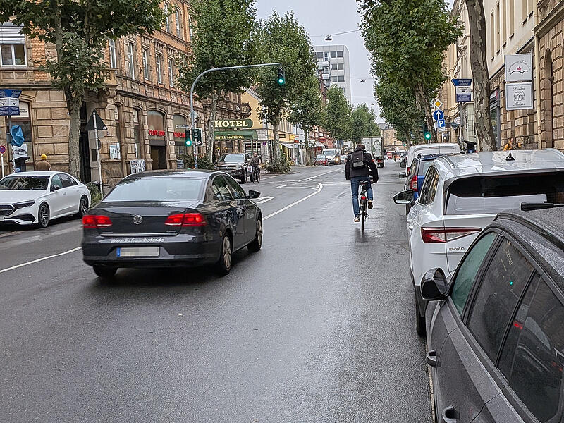 Die Luitpoldstraße in Bamberg ist für Radfahrer gefährlich, wenn Autofahrer Türen aufreißen. Dooring wurde nun der Schauspielerin Wanda Perdelwitz in Hamburg zum Verhängnis.