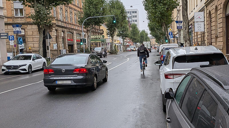 Die Luitpoldstraße in Bamberg ist für Radfahrer gefährlich, wenn Autofahrer Türen aufreißen. Dooring wurde nun der Schauspielerin Wanda Perdelwitz in Hamburg zum Verhängnis.