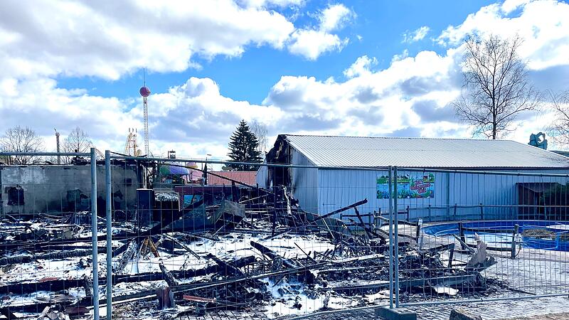 Zwei Gebäude wurden im Freizeitland Geiselwind zerstört. Der anliegende Indoor-Spielplatz konnte durch die Feuerwehr gerettet werden.