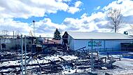 Zwei Gebäude wurden im Freizeitland Geiselwind zerstört. Der anliegende Indoor-Spielplatz konnte durch die Feuerwehr gerettet werden.