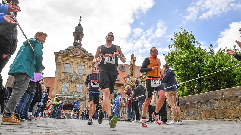 Vom Alten Rathaus in Bamberg ist das Ziel nicht mehr weit, da grinste schon der ein oder andere Läufer beim Weltkulturerbelauf in Bamberg.  Foto: Ronald Rinklef