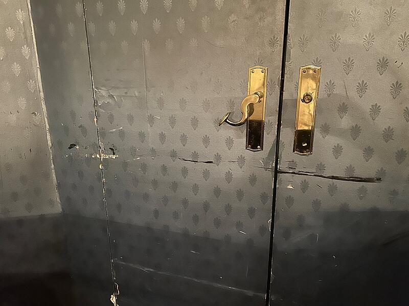 Ein Leerstand tut keiner Immobilie gut. Hier ist eine ramponierte T&uuml;r zum Zuschauerraum des Coburger Landestheaters zu sehen.