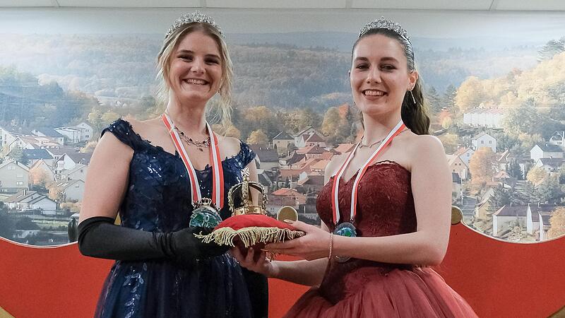 Die scheidende Prinzessin Talia Schwientek (links) übergibt die Krone an ihre Nachfolgerin Kristina Kiesel.