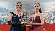 Die scheidende Prinzessin Talia Schwientek (links) &uuml;bergibt die Krone an ihre Nachfolgerin Kristina Kiesel.