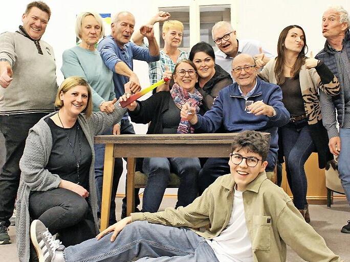 Die Theatergruppe Reundorf ist gl&uuml;cklich, wieder spielen zu k&ouml;nnen. Rechts Heinz Oppelt, Darsteller, Vorstand und Regisseur.