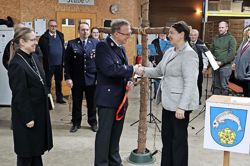 Die offizielle Schl&uuml;ssel&uuml;bergabe erfolgte von B&uuml;rgermeisterin Angela Hofmann an den Kommandanten Frank Wich. Mit im Bild Dekanin und Notfallseelsorgerin Ulrike Schorn.