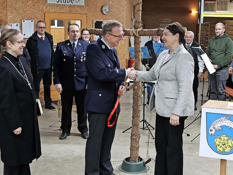 Die offizielle Schl&uuml;ssel&uuml;bergabe erfolgte von B&uuml;rgermeisterin Angela Hofmann an den Kommandanten Frank Wich. Mit im Bild Dekanin und Notfallseelsorgerin Ulrike Schorn.