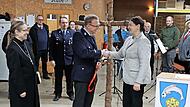 Die offizielle Schl&uuml;ssel&uuml;bergabe erfolgte von B&uuml;rgermeisterin Angela Hofmann an den Kommandanten Frank Wich. Mit im Bild Dekanin und Notfallseelsorgerin Ulrike Schorn.