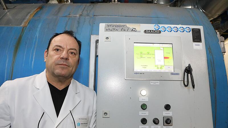 Dieter Steinert steht vor dem Schaltkasten des Dampfkessels f&uuml;r die Mangelstra&szlig;e. Die hohen Energiepreise fressen aktuell den Gewinn des Unternehmen komplett auf.