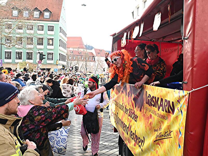 Der Bamberger Faschingsumzug 2025 belebte farbenfroh die vier Elemente, bot spektakul&auml;re Tanzeinlagen und erfreute wieder Zehntausende Zuschauer.