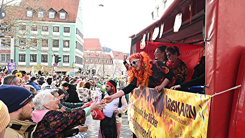 Der Bamberger Faschingsumzug 2025 belebte farbenfroh die vier Elemente, bot spektakul&auml;re Tanzeinlagen und erfreute wieder Zehntausende Zuschauer.