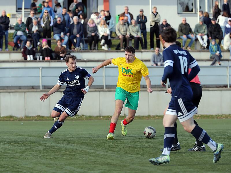Der Bamberger Torsch&uuml;tze Patrick G&ouml;rtler (r.) im Zweikampf mit dem Dampfacher Luca Zei&szlig;.