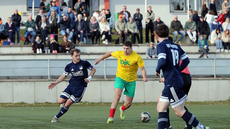 DJK Bbg gg Dampfach 010326 01 Görtler Der Bamberger Torschütze Patrick Görtler (r.) im Zweikampf mit dem Dampfacher Luca Zeiß.