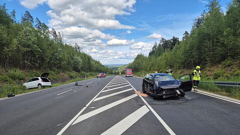 Rödental: Schwerer Unfall mit drei Fahrzeugen - B4 gesperrt Rödental: Schwerer Unfall mit drei Fahrzeugen - B4 gesperrt