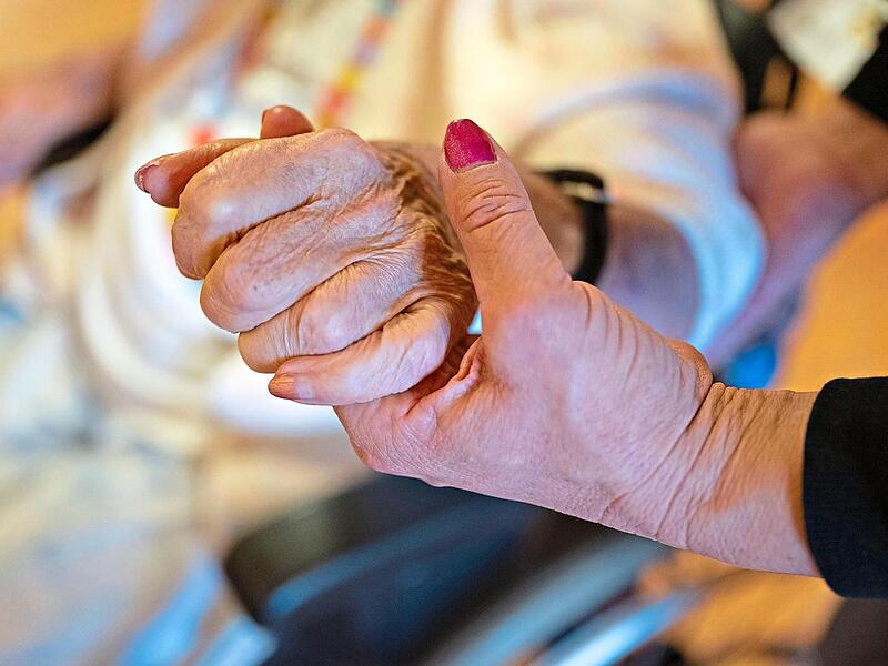 Betrug im Gesundheitswesen: Im Schnitt gehen bei der AOK Bayern neun Hinweise auf Fehlverhalten pro Tag ein – mit steigender Tendenz. Marijan Murat, dpa Betrug im Gesundheitswesen: Im Schnitt gehen bei der AOK Bayern neun Hinweise auf Fehlverhalten pro Tag ein – mit steigender Tendenz. Marijan Murat, dpa