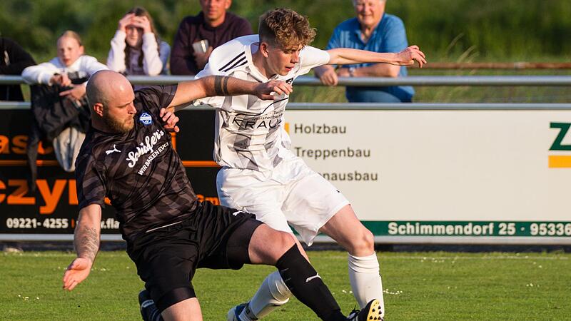 Leon Jakon vom TSV Steinberg (rechts) ist für seinen enormen Antritt und seine Torgefahr bekannt. Der Stürmer hat sich entschieden, Vab der neuen Saison für den Nachbarverein SV Friesen auf Torejagd zu gehen; in dieser Szene setzte er sich gegen ... Leon Jakon vom TSV Steinberg (rechts) ist für seinen enormen Antritt und seine Torgefahr bekannt. Der Stürmer hat sich entschieden, Vab der neuen Saison für den Nachbarverein SV Friesen auf Torejagd zu gehen; in dieser Szene setzte er sich gegen ...