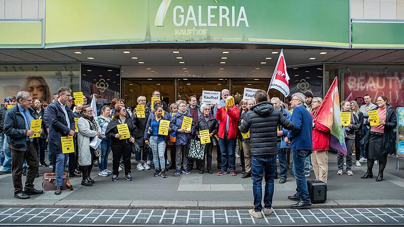 Anfang Mai versammelten sich die Beschäftigten von Galeria Karstadt Kaufhof vor dem Gebäude in Würzburg und demonstrierten gegen die Schließung. Nun kamen die Kündigungen. Anfang Mai versammelten sich die Beschäftigten von Galeria Karstadt Kaufhof vor dem Gebäude in Würzburg und demonstrierten gegen die Schließung. Nun kamen die Kündigungen.