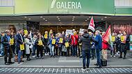 Anfang Mai versammelten sich die Beschäftigten von Galeria Karstadt Kaufhof vor dem Gebäude in Würzburg und demonstrierten gegen die Schließung. Nun kamen die Kündigungen.