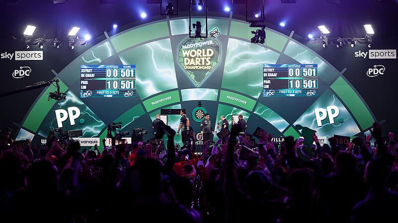 Die gr&ouml;&szlig;te B&uuml;hne der Welt ist das Ziel: Joe D&uuml;rbeck und 127 andere Finalisten k&auml;mpfen bei der Q-School bis Sonntag um die neuen Tourkarten des Dart-Weltverbands PDC.