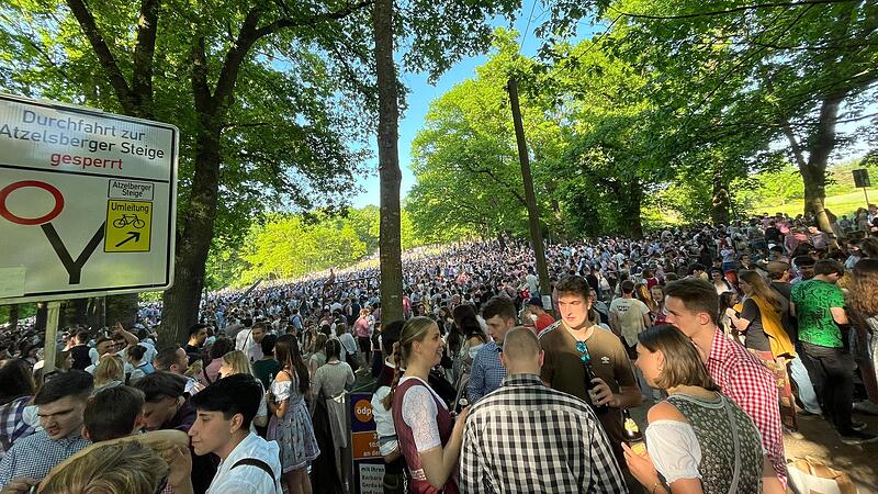 Beliebter Treffpunkt f&uuml;r Stundenten: Der B&uuml;rgermeistersteg am Abend.