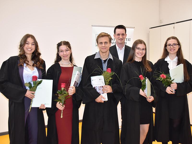 Die ersten fünf Bachelor-Absolventen des Campus Kulmbach, Carolin Gabler, Clara Gumbmann, Jana Behnisch, Marcel Bauer und Theresia Rödiger, mit Professor Dr. Christian Fikar