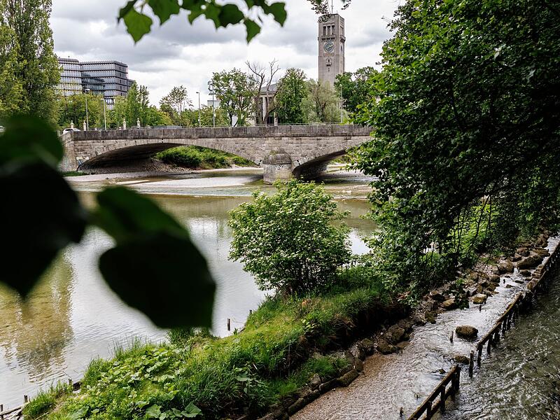 Zweij&auml;hriges Kind f&auml;llt in M&uuml;nchen in Isar