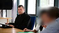 Amtsgericht Bamberg Nachbarn Müll Handspiegel Körperverletzung Rechtsanwalt Klaus Neukam aus Bamberg und die Angeklagte, die sich gerade mit einem Dolmetscher unterhält
